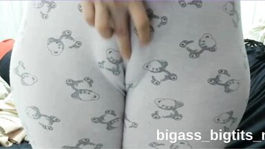 Masturbation solo dune MILF gros cul et gros seins avec cameltoe