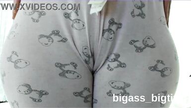 O corpão curvilioso da milf Bigass_bigtits_milf em destaque enquanto ela se masturba de pijama caseiro