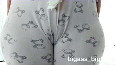 O corpão curvilioso da milf Bigass_bigtits_milf em destaque enquanto ela se masturba de pijama caseiro