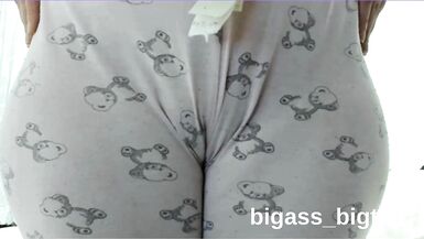 Il corpo formoso della milf Bigass_bigtits_milf in mostra mentre si masturba in pigiama fatto in casa