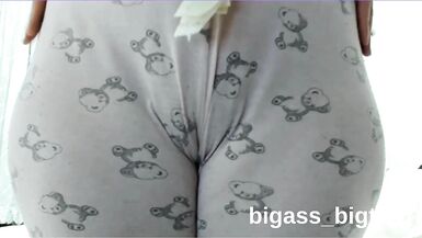 O corpão curvilioso da milf Bigass_bigtits_milf em destaque enquanto ela se masturba de pijama caseiro