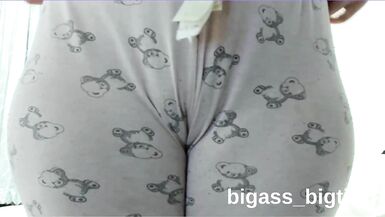Il corpo formoso della milf Bigass_bigtits_milf in mostra mentre si masturba in pigiama fatto in casa
