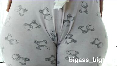 Le corps pulpeux de la MILF à grosse fesses et gros seins se montre en pyjama maison