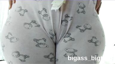 O corpão curvilioso da milf Bigass_bigtits_milf em destaque enquanto ela se masturba de pijama caseiro