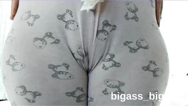 Il corpo formoso della milf Bigass_bigtits_milf in mostra mentre si masturba in pigiama fatto in casa