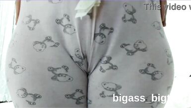 Il corpo formoso della milf Bigass_bigtits_milf in mostra mentre si masturba in pigiama fatto in casa