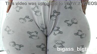 O corpão curvilioso da milf Bigass_bigtits_milf em destaque enquanto ela se masturba de pijama caseiro