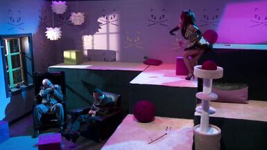 Alexa Nicole y Madelyn Marie en medias de red y lencería se desatan con Pike y Mark en sesión de roleplay
