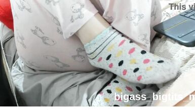 Watch this curvy beauty with white skin get her feet,ankle and toes pleasured in a homemade foot fetish video
