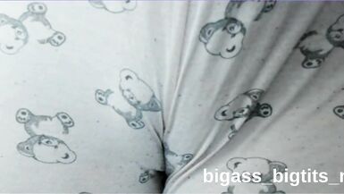 Bigass_bigtits_milfin kıvrımlı vücudu ev yapımı solo oyunda zıplıyor