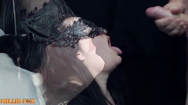 La MILF Millie Fox ingoia lo sperma mentre viene presa da due stalloni dotati - James e il suo carico enorme.
