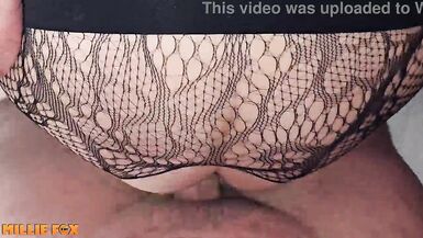La MILF Millie Fox ingoia lo sperma mentre viene presa da due stalloni dotati - James e il suo carico enorme.