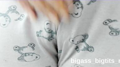 Jeune MILF pulpeuse se fait plaisir en pyjama