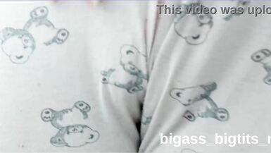 MILF novinha gostosa se diverte sozinha de pijama