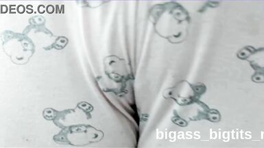Jeune MILF pulpeuse se fait plaisir en pyjama