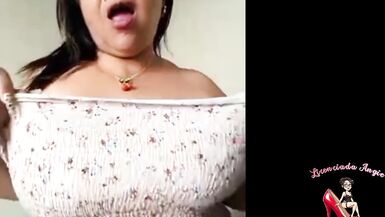 Guarda il corpo nudo della milf Licenciada che si contorce di piacere mentre gode in camera.
