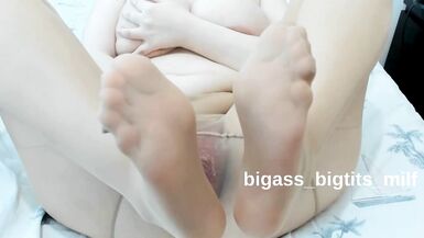 MILF latina con tetas y pies grandes se corre sola con un consolador enorme