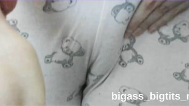 Corpo curvilíneo da milf Bigass_bigtits quica em solo quente