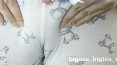 Corpo formoso di milf tettone rimbalza in un solo bollente