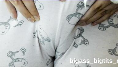 Corpo curvilíneo da milf Bigass_bigtits quica em solo quente