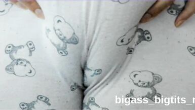 La chatte latina pulpe de la MILF aux gros seins et gros cul se fait démonter en solo POV