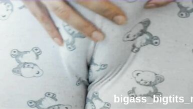 Bigass_bigtits_milfin kıvrımlı Latin kedisi POV solo oyunda sert bir şekilde dövülüyor