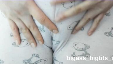 O corpão curvilíneo da milf Bigass_bigtits é perfeito pra diversão de fetiche de pés estilo pijama!