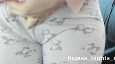 Le corps pulpeux de la MILF aux gros seins et gros cul est parfait pour un délire fétichiste en pyjama !
