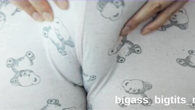 O corpão curvilíneo da milf Bigass_bigtits é perfeito pra diversão de fetiche de pés estilo pijama!