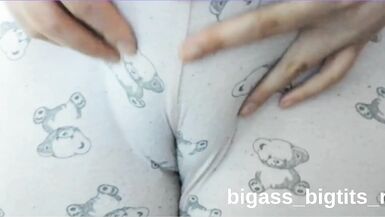 El cuerpo curvilíneo de la MILF es perfecto para diversión fetichista de pies estilo pijama