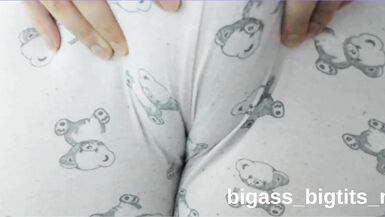 Bigass_Bigtits_MILF bekommt eine Solo-Pussy-Abreibung im Pyjama