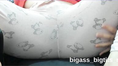 Veja essa MILF gostosa e safada de pijama, corpo curvilíneo e corpão - 12 image