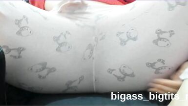 Veja essa MILF gostosa e safada de pijama, corpo curvilíneo e corpão - 3 image
