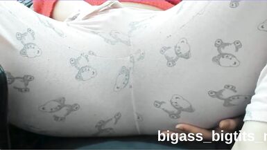 Veja essa MILF gostosa e safada de pijama, corpo curvilíneo e corpão - 5 image