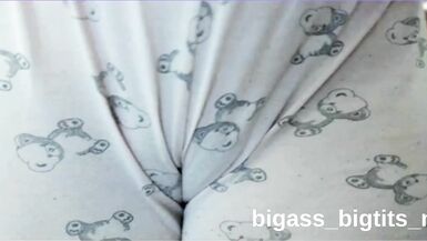 Corpo curvilíneo da milf Bigass_bigtits_milf quica enquanto goza com seu brinquedo favorito