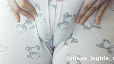 El cuerpo curvy de la milf con gran culo y tetas rebotan mientras se corre con su juguete favorito