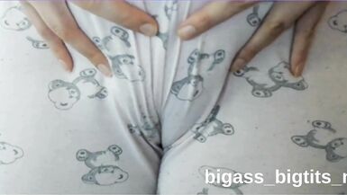 Corpo curvilíneo da milf Bigass_bigtits_milf quica enquanto goza com seu brinquedo favorito