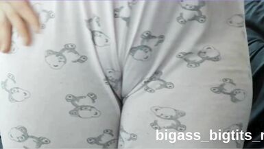 Corpo curvilíneo da milf Bigass_bigtits_milf quica enquanto goza com seu brinquedo favorito