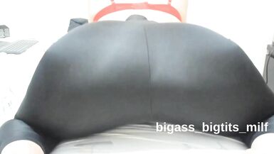 MILF grosse fesses et gros seins se masturbe en mode sauvage - se frotte la chatte
