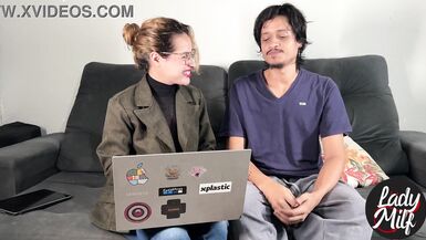 Lady milf domina la magra O Tulipa con la sua mano esperta e il suo corpo da pornostar