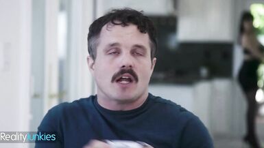 Amigo do enteado pega a MILF peituda pra uma foda selvagem com putaria e gozo nos peitos