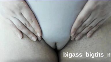 Veja essa MILF latina novinha de fio dental exibindo corpão e buceta branquinha