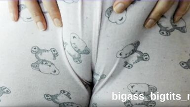 Bigtits MILFin kıvrımlı vücudu solo oyunla iniyor ve onu amını ovuyor