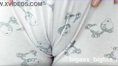 Guarda questa giovane milf europea formosa che gioca con il suo camel toe in un video camgirl fatto in casa.