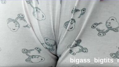 Mira a esta MILF europea curvy jugar con su camel toe en video casero de camgirl