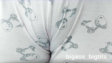 Mira a esta MILF europea curvy jugar con su camel toe en video casero de camgirl