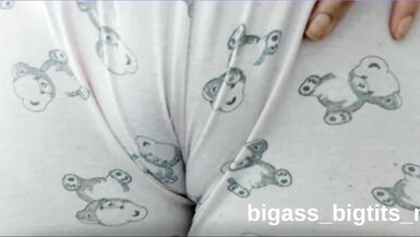 Sieh zu, wie diese junge, kurvige Europäerin mit ihrem Cameltoe im Homemade-Camgirl-Video spielt