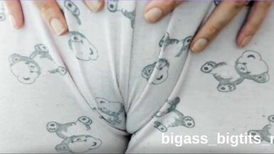 Sieh zu, wie diese junge, kurvige Europäerin mit ihrem Cameltoe im Homemade-Camgirl-Video spielt