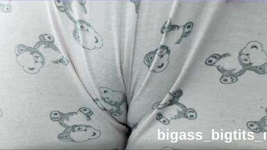 Mira a esta MILF europea curvy jugar con su camel toe en video casero de camgirl