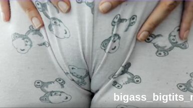 Mira a esta MILF europea curvy jugar con su camel toe en video casero de camgirl